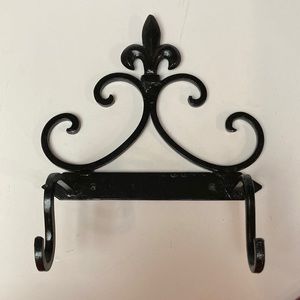 Black fleur de lis toilet paper holder